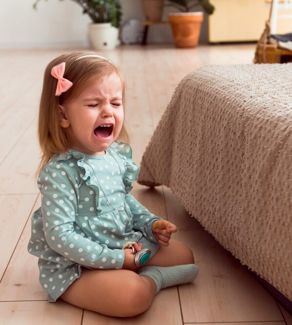 Une enfant en pleine crise dans sa période terrible two