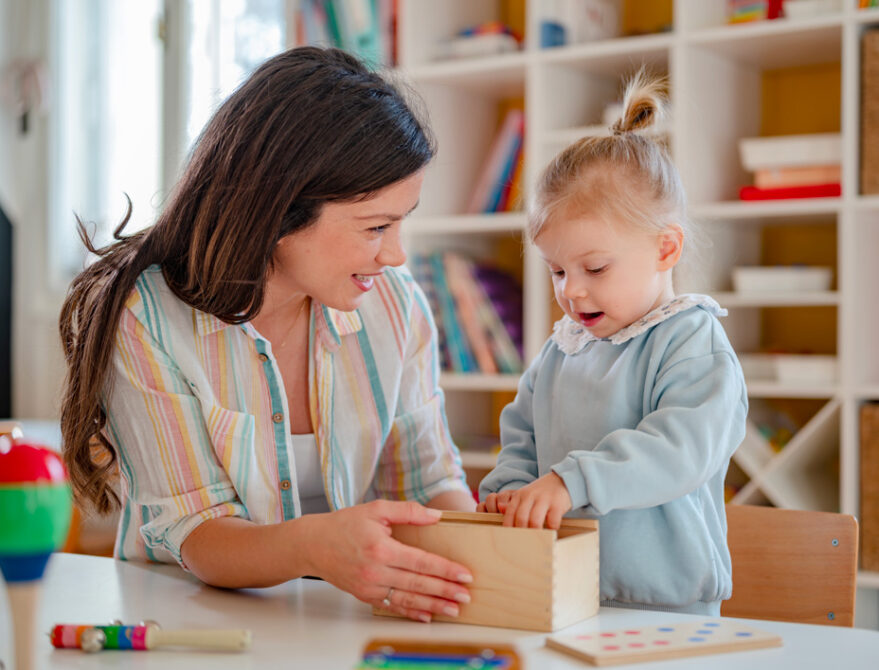 Une mère guide les émotions de son enfant grâce à la pédagogie Montessori