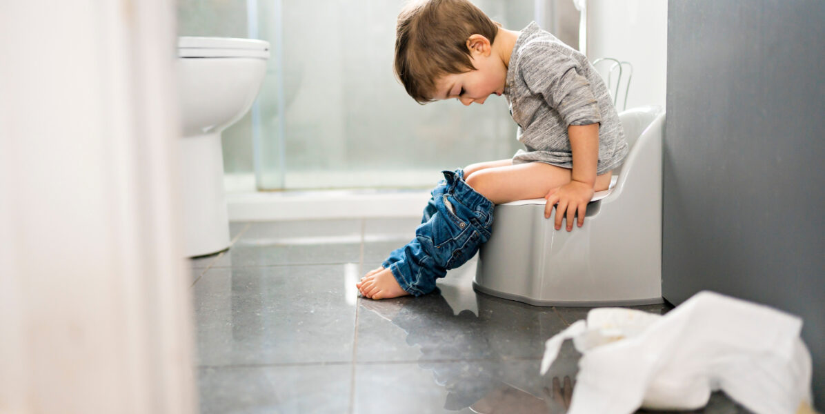 Un enfant sur le pot, il apprend à devenir propre dans un contexte Montessori