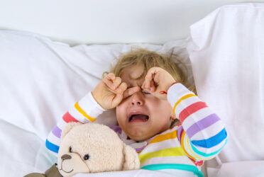 Un enfant n'arrive pas à dormir lors de sa phase terrible two