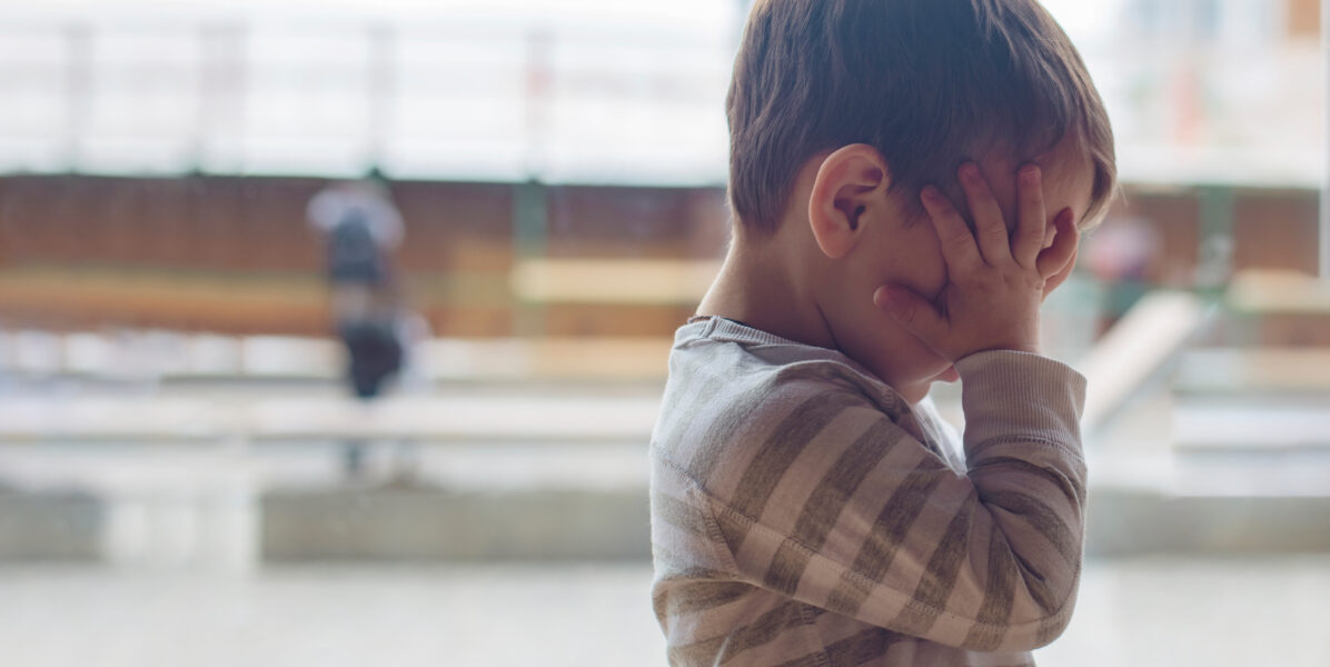enfant 2 ans, en surcharge emotionnelle, qui se cache les yeux