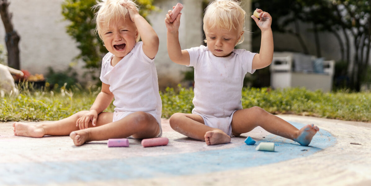 Jumeaux en train de jouer, un enfant pleure.