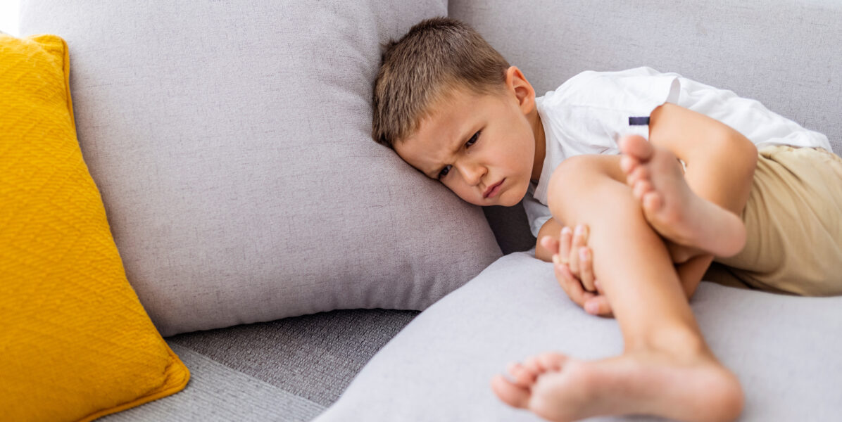 Enfant 5 ans en colère, qui boude parce qu'il est contrarié