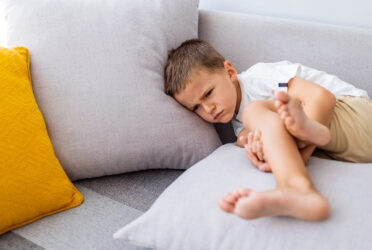 Enfant 5 ans en colère, qui boude parce qu'il est contrarié