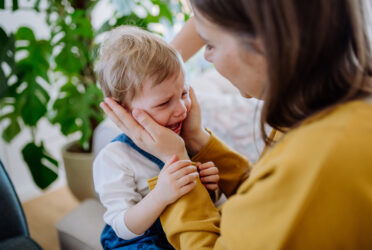 Terrible two câlin d'une maman à son enfant qui pleure