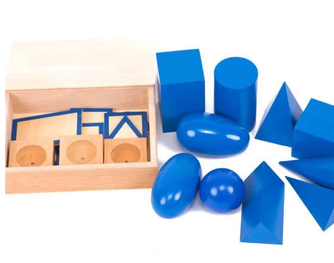 Coffret de solides géométriques avec figures planes et socles