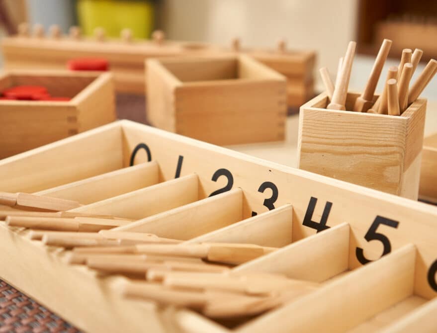Matériel Montessori fuseaux, cylindres de couleurs, emboîtements cylindres