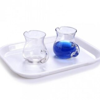 Le plateau transvasement liquide petits pichets en verre et un produit de la vie pratique de la pédagogie Montessori