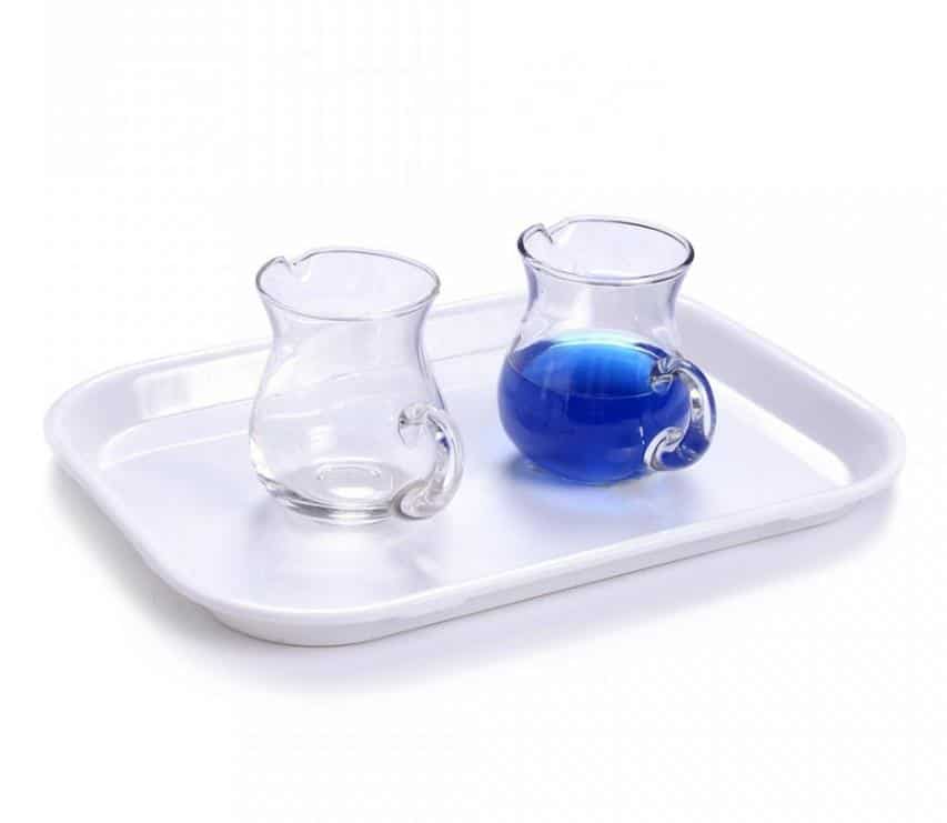 Le plateau transvasement liquide petits pichets en verre et un produit de la vie pratique de la pédagogie Montessori