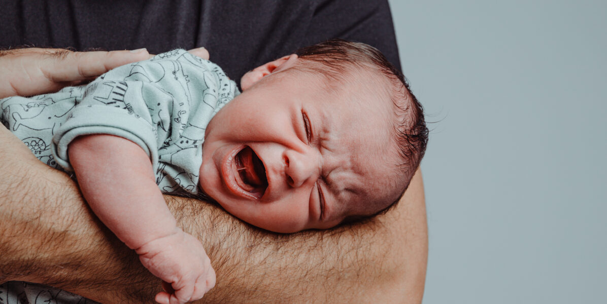 Un bébé qui pleure dû à un trouble