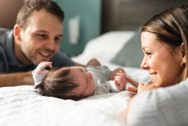 Des parents en train de réflechir à l'accompagnement de leur bébé (0 an) pour les 3 prochaines années