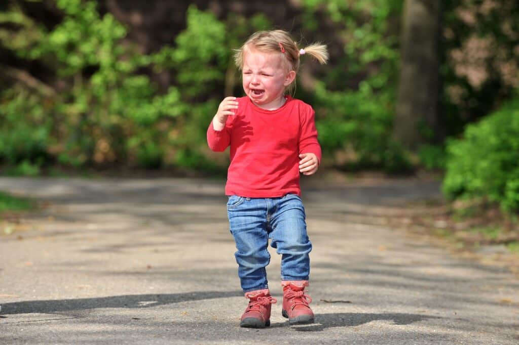 Un enfant fait une crise dans un parc de jeu