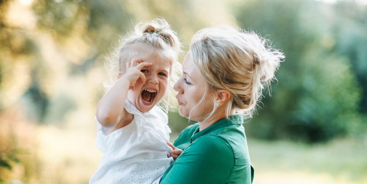 Une fillette fait une crise lors d'une sortie avec sa maman