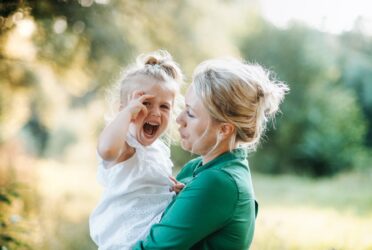 Une fillette fait une crise lors d'une sortie avec sa maman