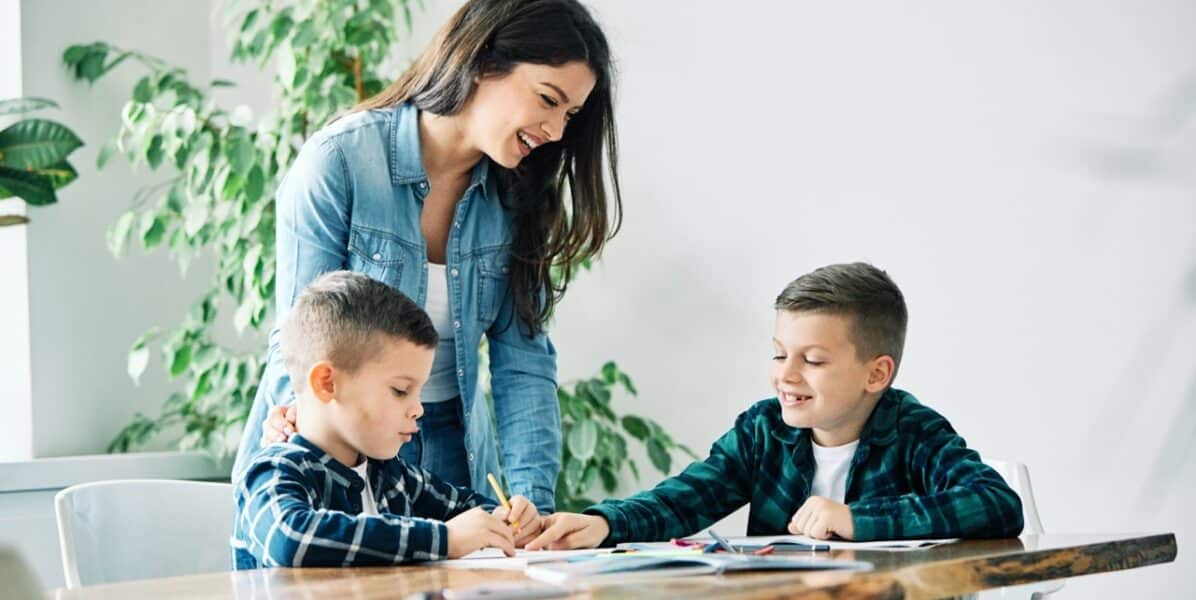 Des enfants entre 3 et 6 ans qui sont concentrés et écoutent leur maman