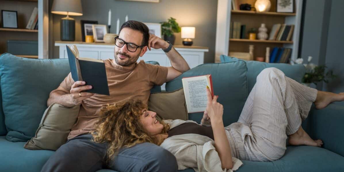 Des parents lisent des livres sur le terrible two