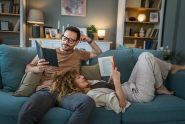 Des parents lisent des livres sur le terrible two