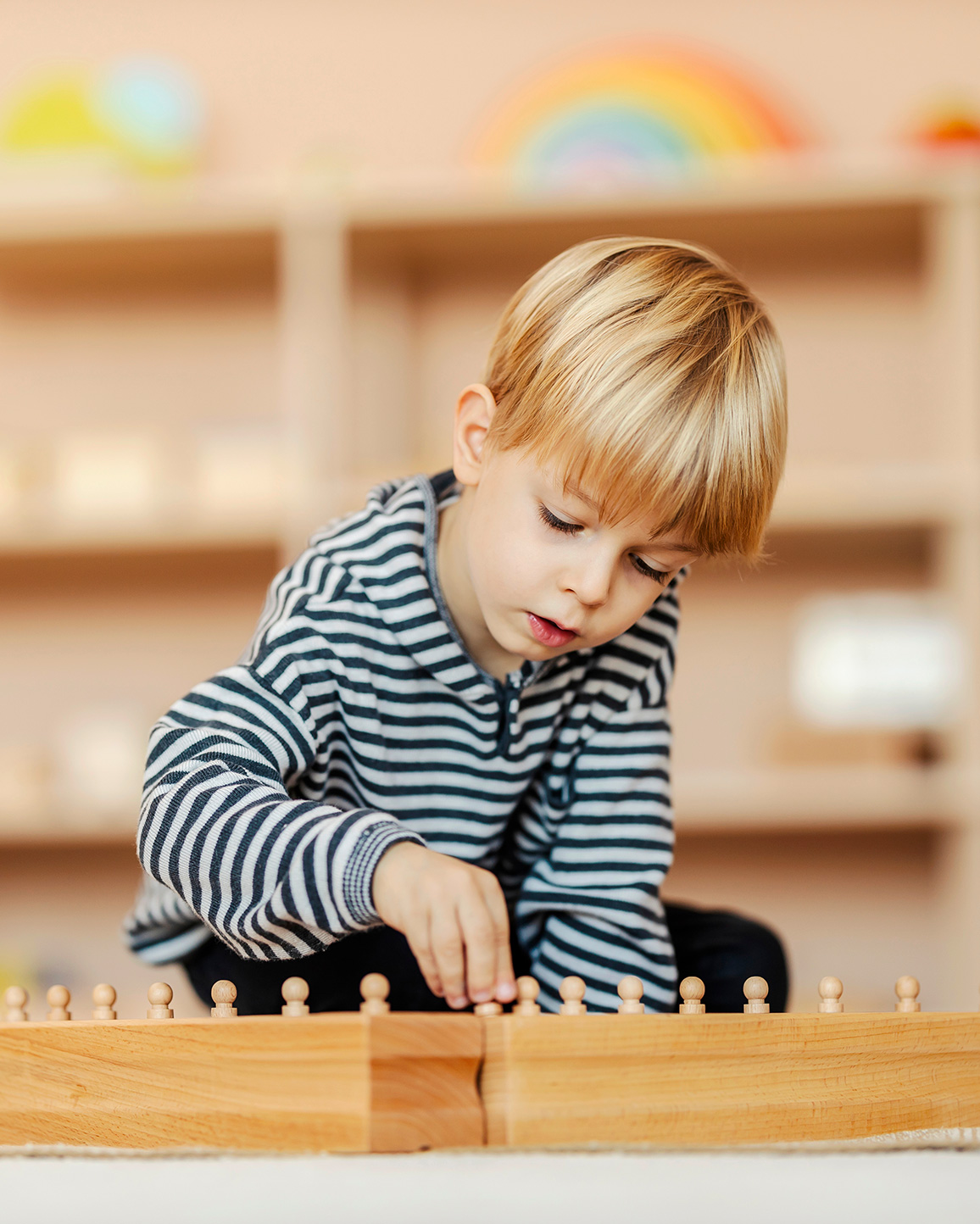 La pédagogie Montessori appliquée par un petit garçon